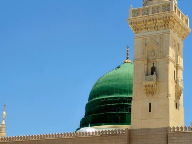 Hz. Muhammed 'in Muhammed Camii' nin dış görünüşü veya El Nabawi, Suudi Arabistan 'daki iki kutsal camiinin koruyucusunun yetki alanına giren büyük bir hac mekanı.