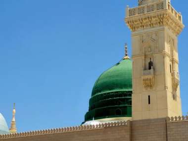 Hz. Muhammed 'in Muhammed Camii' nin dış görünüşü veya El Nabawi, Suudi Arabistan 'daki iki kutsal camiinin koruyucusunun yetki alanına giren büyük bir hac mekanı.