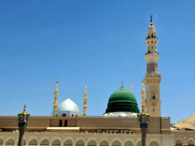 Hz. Muhammed 'in Muhammed Camii' nin dış görünüşü veya El Nabawi, Suudi Arabistan 'daki iki kutsal camiinin koruyucusunun yetki alanına giren büyük bir hac mekanı.