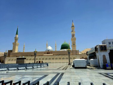 Medine, Suudi Arabistan, 26 Haziran 2024: Hz. Peygamber 'in Muhammed Camii' nin dış görünüşü veya dış avluda hacıların bulunduğu büyük bir hac mekanı olan Mescid El Nabawi
