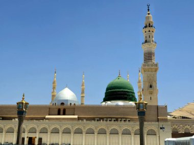 Hz. Muhammed 'in Muhammed Camii' nin dış görünüşü veya El Nabawi, Suudi Arabistan 'daki iki kutsal camiinin koruyucusunun yetki alanına giren büyük bir hac mekanı.