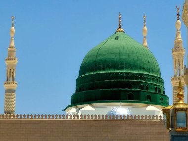 Hz. Muhammed 'in Muhammed Camii' nin dış görünüşü veya El Nabawi, Suudi Arabistan 'daki iki kutsal camiinin koruyucusunun yetki alanına giren büyük bir hac mekanı.