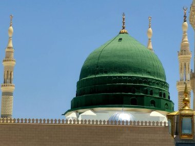 Hz. Muhammed 'in Muhammed Camii' nin dış görünüşü veya El Nabawi, Suudi Arabistan 'daki iki kutsal camiinin koruyucusunun yetki alanına giren büyük bir hac mekanı.