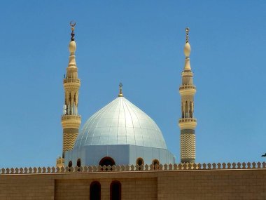 Hz. Muhammed 'in Muhammed Camii' nin dış görünüşü veya El Nabawi, Suudi Arabistan 'daki iki kutsal camiinin koruyucusunun yetki alanına giren büyük bir hac mekanı.