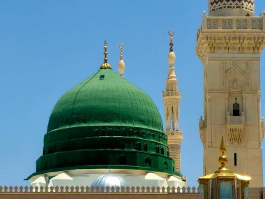 Hz. Muhammed 'in Muhammed Camii' nin dış görünüşü veya El Nabawi, Suudi Arabistan 'daki iki kutsal camiinin koruyucusunun yetki alanına giren büyük bir hac mekanı.