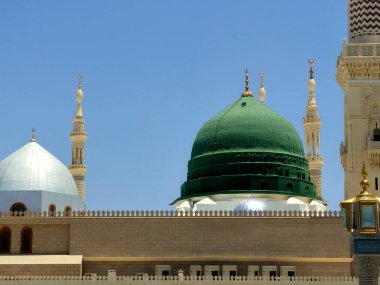 Hz. Muhammed 'in Muhammed Camii' nin dış görünüşü veya El Nabawi, Suudi Arabistan 'daki iki kutsal camiinin koruyucusunun yetki alanına giren büyük bir hac mekanı.