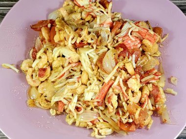 Kabuklu karides ve yengeç çubuklarından yapılmış ızgara deniz ürünleri, uzun gövdeli karidesler, yengeç çubukları, kar bacakları, taklit yengeç eti, Surimi ezilmiş beyaz balıktan yapılmış Japon deniz ürünleri.