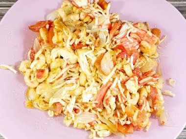 Kabuklu karides ve yengeç çubuklarından yapılmış ızgara deniz ürünleri, uzun gövdeli karidesler, yengeç çubukları, kar bacakları, taklit yengeç eti, Surimi ezilmiş beyaz balıktan yapılmış Japon deniz ürünleri.