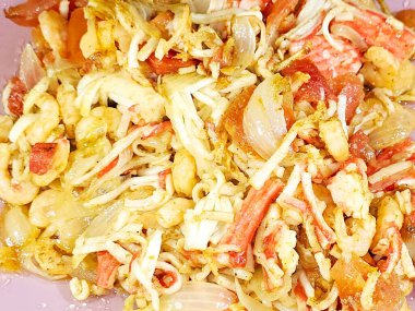 Kabuklu karides ve yengeç çubuklarından yapılmış ızgara deniz ürünleri, uzun gövdeli karidesler, yengeç çubukları, kar bacakları, taklit yengeç eti, Surimi ezilmiş beyaz balıktan yapılmış Japon deniz ürünleri.