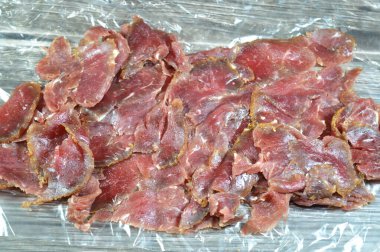 Biftek göğüs etinden yapılan ince pastırma dilimleri, çiğ et tuzlu, kısmen kurutulmuş, otlar ve baharatlarla tatlandırılmış, sonra Romanya 'dan gelen konserve sığır eti gibi tütsülenmiş ve buharlanmış.