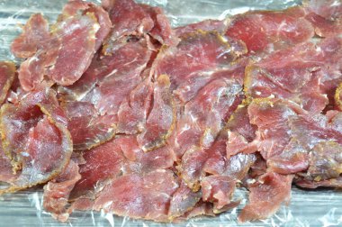 Biftek göğüs etinden yapılan ince pastırma dilimleri, çiğ et tuzlu, kısmen kurutulmuş, otlar ve baharatlarla tatlandırılmış, sonra Romanya 'dan gelen konserve sığır eti gibi tütsülenmiş ve buharlanmış.