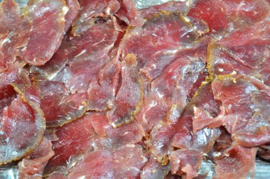 Biftek göğüs etinden yapılan ince pastırma dilimleri, çiğ et tuzlu, kısmen kurutulmuş, otlar ve baharatlarla tatlandırılmış, sonra Romanya 'dan gelen konserve sığır eti gibi tütsülenmiş ve buharlanmış.