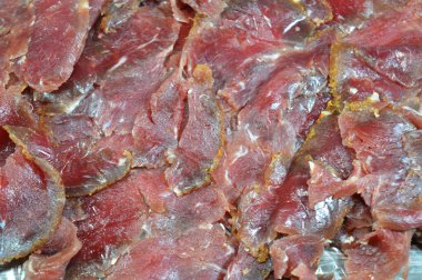 Biftek göğüs etinden yapılan ince pastırma dilimleri, çiğ et tuzlu, kısmen kurutulmuş, otlar ve baharatlarla tatlandırılmış, sonra Romanya 'dan gelen konserve sığır eti gibi tütsülenmiş ve buharlanmış.