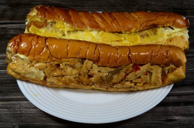 Tavuk sandviçi, mozzarella peyniri, patates kızartması, mayonez ve lahana salatası, tavuk Fajita ızgara tavuk, mantar.