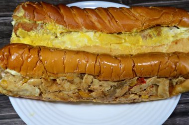 Tavuk sandviçi, mozzarella peyniri, patates kızartması, mayonez ve lahana salatası, tavuk Fajita ızgara tavuk, mantar.