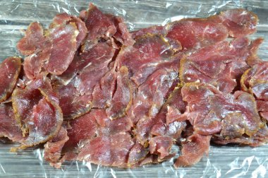 Biftek göğüs etinden yapılan ince pastırma dilimleri, çiğ et tuzlu, kısmen kurutulmuş, otlar ve baharatlarla tatlandırılmış, sonra Romanya 'dan gelen konserve sığır eti gibi tütsülenmiş ve buharlanmış.