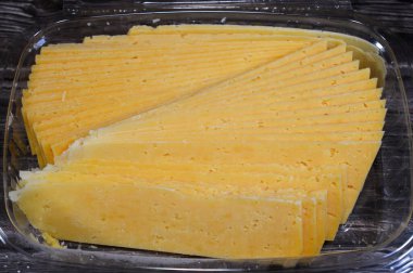 Mısır Rumi peyniri dilimleri, Gebna romiya veya gebna turkiya, Roumi, Romi ayrıca Romy, orta doğu parmesan sert peyniri, keskin bir kokusu ve farklı derecede tuzlu bir kokusu vardır.