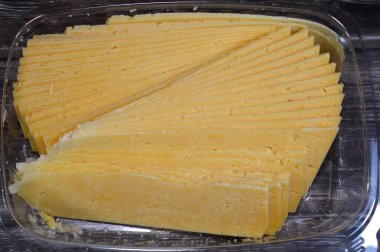 Mısır Rumi peyniri dilimleri, Gebna romiya veya gebna turkiya, Roumi, Romi ayrıca Romy, orta doğu parmesan sert peyniri, keskin bir kokusu ve farklı derecede tuzlu bir kokusu vardır.