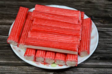 Yengeç deniz ürünleri çubukları, yengeç budu, kar bacağı, taklit yengeç eti, surimi (toz haline getirilmiş beyaz balık) Japon deniz ürünleri ve nişasta.