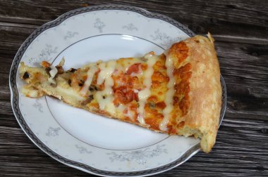 Dilimlenmiş tavuk parçaları, mozzarella peyniri, zeytinyağı, taze otlar, çiftlik sosu, domates sosu, İtalyan mutfağı pizzası, seçici odak noktası.