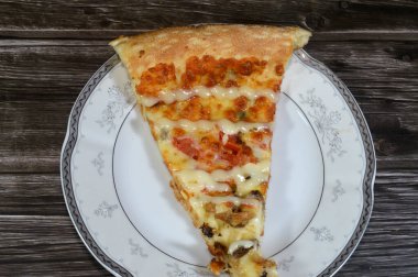 Dilimlenmiş tavuk parçaları, mozzarella peyniri, zeytinyağı, taze otlar, çiftlik sosu, domates sosu, İtalyan mutfağı pizzası, seçici odak noktası.