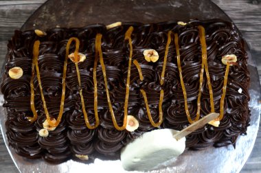 Dondurmalı pasta, vanilyalı dondurma. İçi kek katmanı, çikolatalı ve kremalı, fındıklı ve karamel soslu. Yaz konsepti, vanilyalı ve çikolatalı pasta.