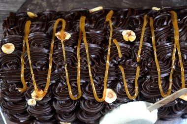 Dondurmalı pasta, vanilyalı dondurma. İçi kek katmanı, çikolatalı ve kremalı, fındıklı ve karamel soslu. Yaz konsepti, vanilyalı ve çikolatalı pasta.