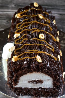 Dondurmalı pasta, vanilyalı dondurma. İçi kek katmanı, çikolatalı ve kremalı, fındıklı ve karamel soslu. Yaz konsepti, vanilyalı ve çikolatalı pasta.