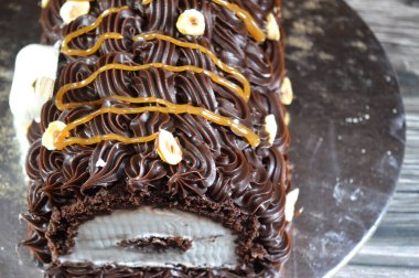 Dondurmalı pasta, vanilyalı dondurma. İçi kek katmanı, çikolatalı ve kremalı, fındıklı ve karamel soslu. Yaz konsepti, vanilyalı ve çikolatalı pasta.