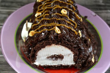 Dondurmalı pasta, vanilyalı dondurma. İçi kek katmanı, çikolatalı ve kremalı, fındıklı ve karamel soslu. Yaz konsepti, vanilyalı ve çikolatalı pasta.