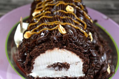 Dondurmalı pasta, vanilyalı dondurma. İçi kek katmanı, çikolatalı ve kremalı, fındıklı ve karamel soslu. Yaz konsepti, vanilyalı ve çikolatalı pasta.