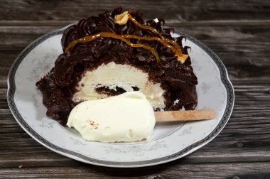 Dondurmalı pasta, vanilyalı dondurma. İçi kek katmanı, çikolatalı ve kremalı, fındıklı ve karamel soslu. Yaz konsepti, vanilyalı ve çikolatalı pasta.