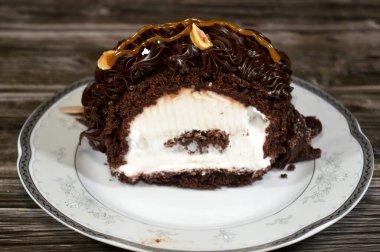 Dondurmalı pasta, vanilyalı dondurma. İçi kek katmanı, çikolatalı ve kremalı, fındıklı ve karamel soslu. Yaz konsepti, vanilyalı ve çikolatalı pasta.