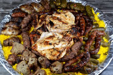 ızgara ızgara sığır eti kebabı sosis, sığır eti, Kofta, şiş, tavuk ve Kufta Tarb kuzu etine sarılı kuzu eti, sarı Hint Basmati pilavı, sarılmış üzüm yaprağı dolması