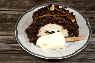 Dondurmalı pasta, vanilyalı dondurma. İçi kek katmanı, çikolatalı ve kremalı, fındıklı ve karamel soslu. Yaz konsepti, vanilyalı ve çikolatalı pasta.