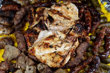 ızgara ızgara sığır eti kebabı sosis, sığır eti, Kofta, şiş, tavuk ve Kufta Tarb kuzu etine sarılı kuzu eti, sarı Hint Basmati pilavı, sarılmış üzüm yaprağı dolması