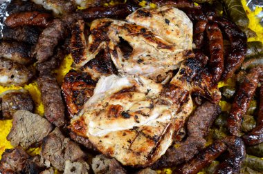 ızgara ızgara sığır eti kebabı sosis, sığır eti, Kofta, şiş, tavuk ve Kufta Tarb kuzu etine sarılı kuzu eti, sarı Hint Basmati pilavı, sarılmış üzüm yaprağı dolması