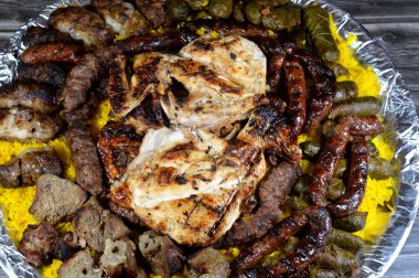 ızgara ızgara sığır eti kebabı sosis, sığır eti, Kofta, şiş, tavuk ve Kufta Tarb kuzu etine sarılı kuzu eti, sarı Hint Basmati pilavı, sarılmış üzüm yaprağı dolması