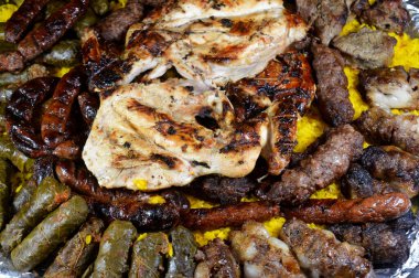 ızgara ızgara sığır eti kebabı sosis, sığır eti, Kofta, şiş, tavuk ve Kufta Tarb kuzu etine sarılı kuzu eti, sarı Hint Basmati pilavı, sarılmış üzüm yaprağı dolması