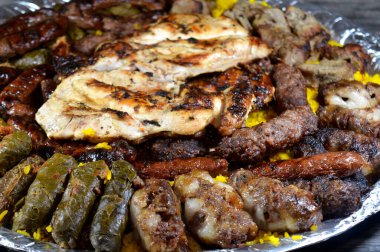 ızgara ızgara sığır eti kebabı sosis, sığır eti, Kofta, şiş, tavuk ve Kufta Tarb kuzu etine sarılı kuzu eti, sarı Hint Basmati pilavı, sarılmış üzüm yaprağı dolması