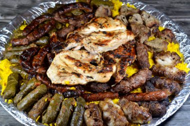 ızgara ızgara sığır eti kebabı sosis, sığır eti, Kofta, şiş, tavuk ve Kufta Tarb kuzu etine sarılı kuzu eti, sarı Hint Basmati pilavı, sarılmış üzüm yaprağı dolması