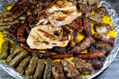 ızgara ızgara sığır eti kebabı sosis, sığır eti, Kofta, şiş, tavuk ve Kufta Tarb kuzu etine sarılı kuzu eti, sarı Hint Basmati pilavı, sarılmış üzüm yaprağı dolması