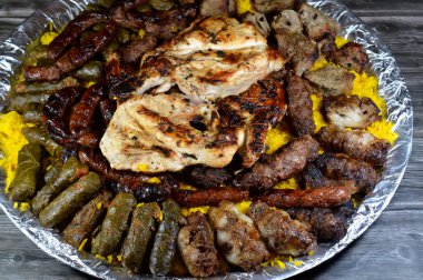 ızgara ızgara sığır eti kebabı sosis, sığır eti, Kofta, şiş, tavuk ve Kufta Tarb kuzu etine sarılı kuzu eti, sarı Hint Basmati pilavı, sarılmış üzüm yaprağı dolması