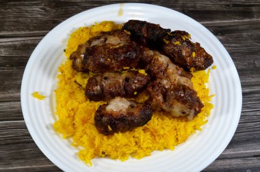 Geleneksel yemek bifteği Kofta, kebap ve tarb kufta kuzu yağına bulanmış et ızgarada kızartılmış ve ızgara Arap yemeği ile servis edilmiş sarı Basmati Hint pilavı.