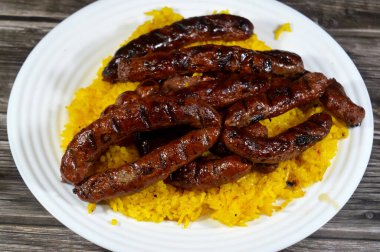 Orta Doğu usulü ızgara sığır eti sosisi ızgara kömür, ızgara Arap yemeği, Sarı Basmati Hint uzun tahıllı pirinci.