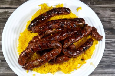 Orta Doğu usulü ızgara sığır eti sosisi ızgara kömür, ızgara Arap yemeği, Sarı Basmati Hint uzun tahıllı pirinci.