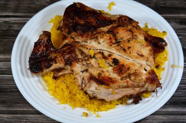 Bir tabakta servis edilen mangalda ızgara tavuk, ızgara Arap yemeği, Sarı Basmati Hint uzun tahıllı pilavı.