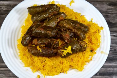 Beyaz pirinç, soğan, maydanoz, dereotu ve kişniş ile doldurulmuş sarımsaklı Mısır Mahşisi, uzun sarı Hint Basmati pirinci ile geleneksel Arap Mahmut mutfağı.