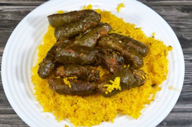 Beyaz pirinç, soğan, maydanoz, dereotu ve kişniş ile doldurulmuş sarımsaklı Mısır Mahşisi, uzun sarı Hint Basmati pirinci ile geleneksel Arap Mahmut mutfağı.