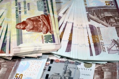Mısır parası, binlerce sterlin banknotlar 200 ve 50 EGP LE, Mısır para döviz kuru ve ekonomi durumu, para konsepti, enflasyon krizi, para birimi ve yatırım